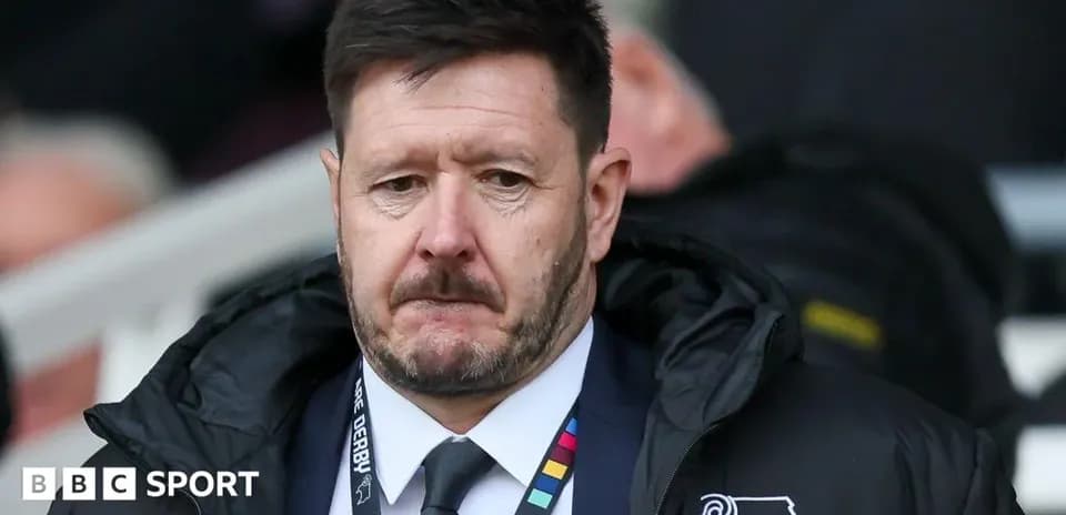 Entrenador observando el partido desde la banca