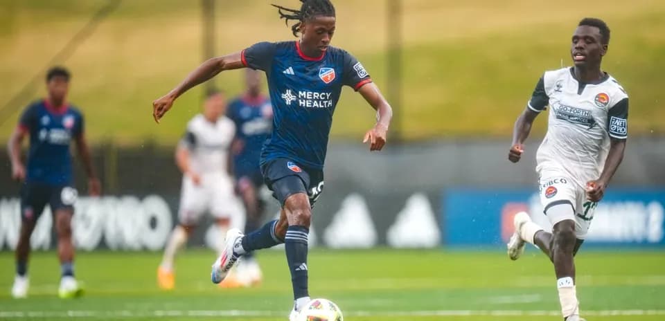 Jugador de FC Cincinnati II corriendo con el balón