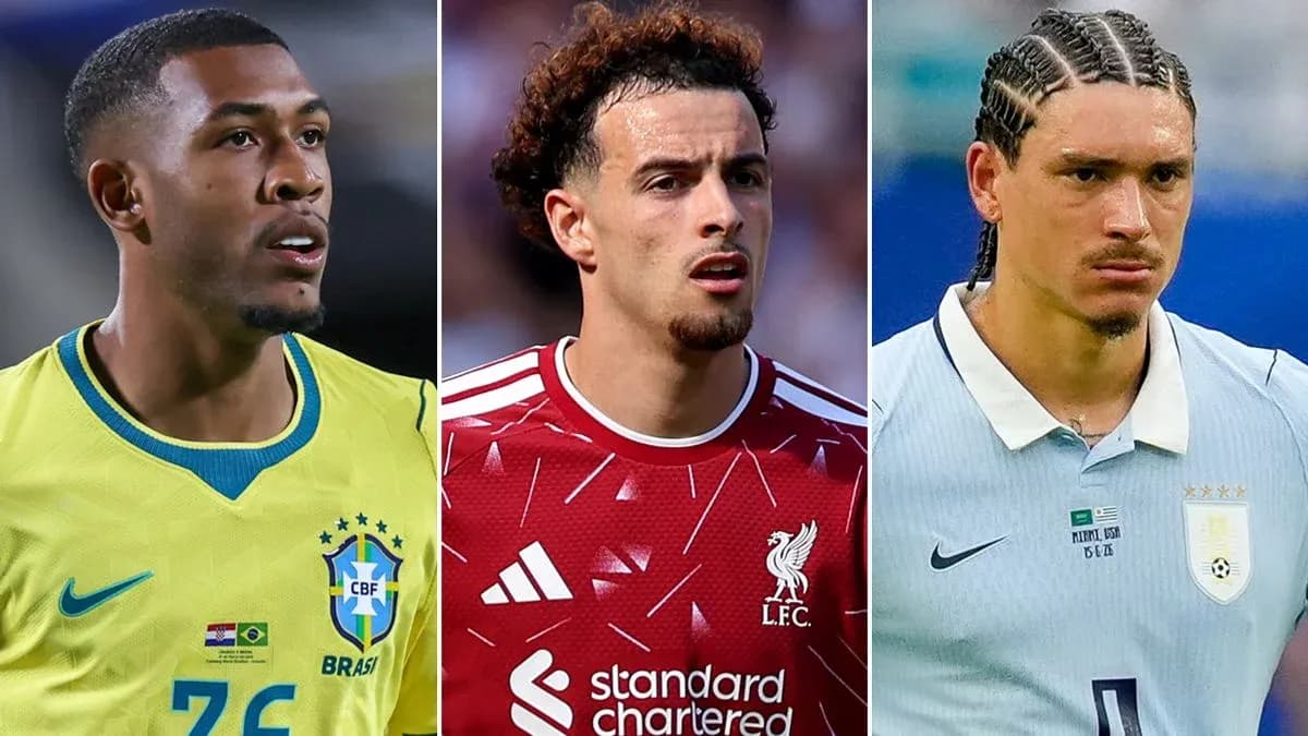 Tres futbolistas en sus respectivas camisetas nacionales