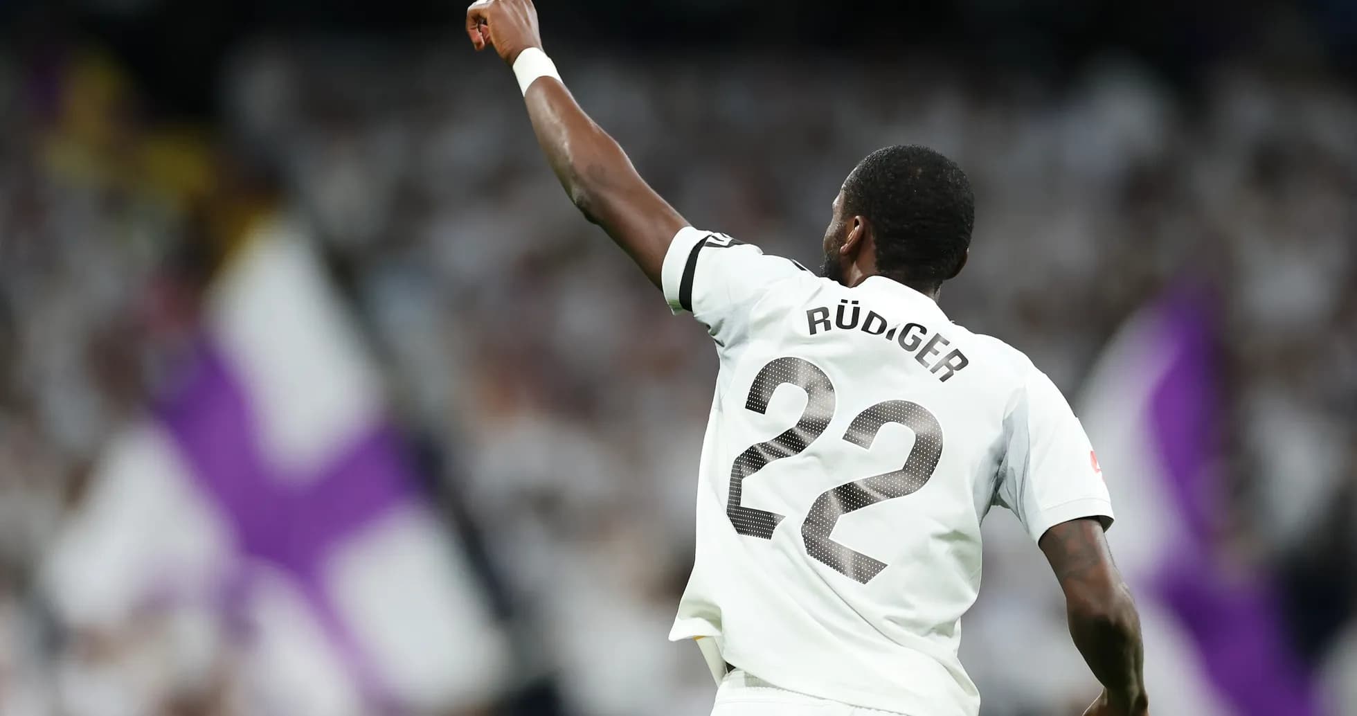 Rüdiger celebrando durante el partido