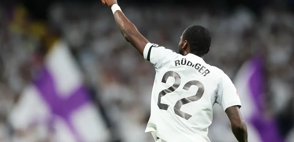 Rüdiger celebrando durante el partido