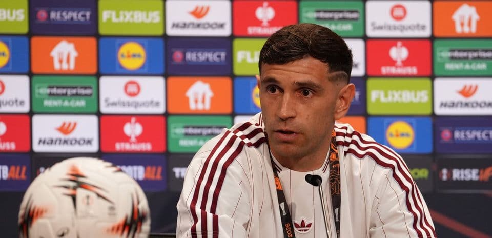 Jugador en rueda de prensa con balón frente a él