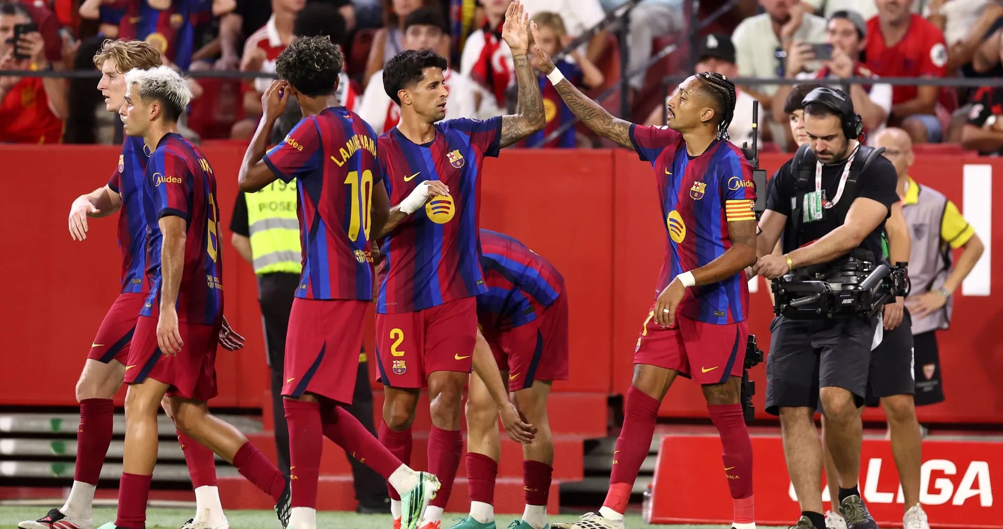 Jugadores del FC Barcelona celebrando un gol en el partido