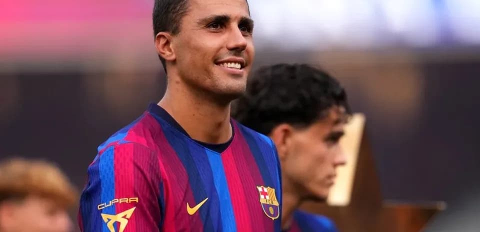 Jugador del FC Barcelona sonriendo durante ceremonia