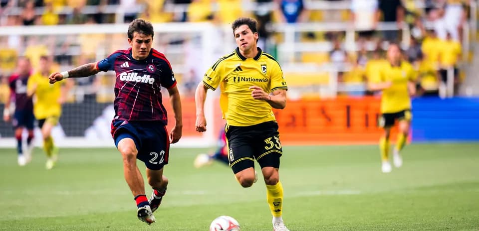 Jugador de Columbus Crew corriendo con el balón