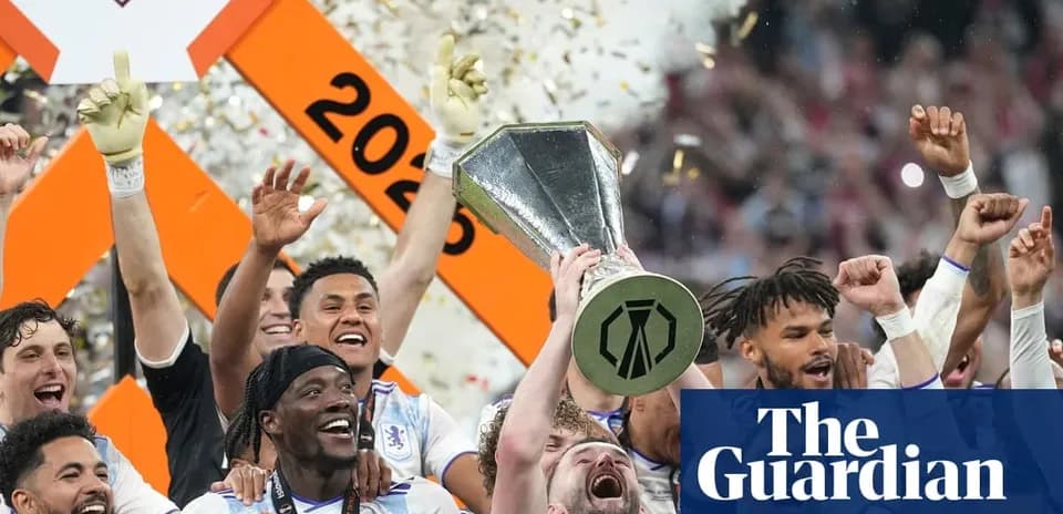Jugadores celebrando con el trofeo tras la victoria