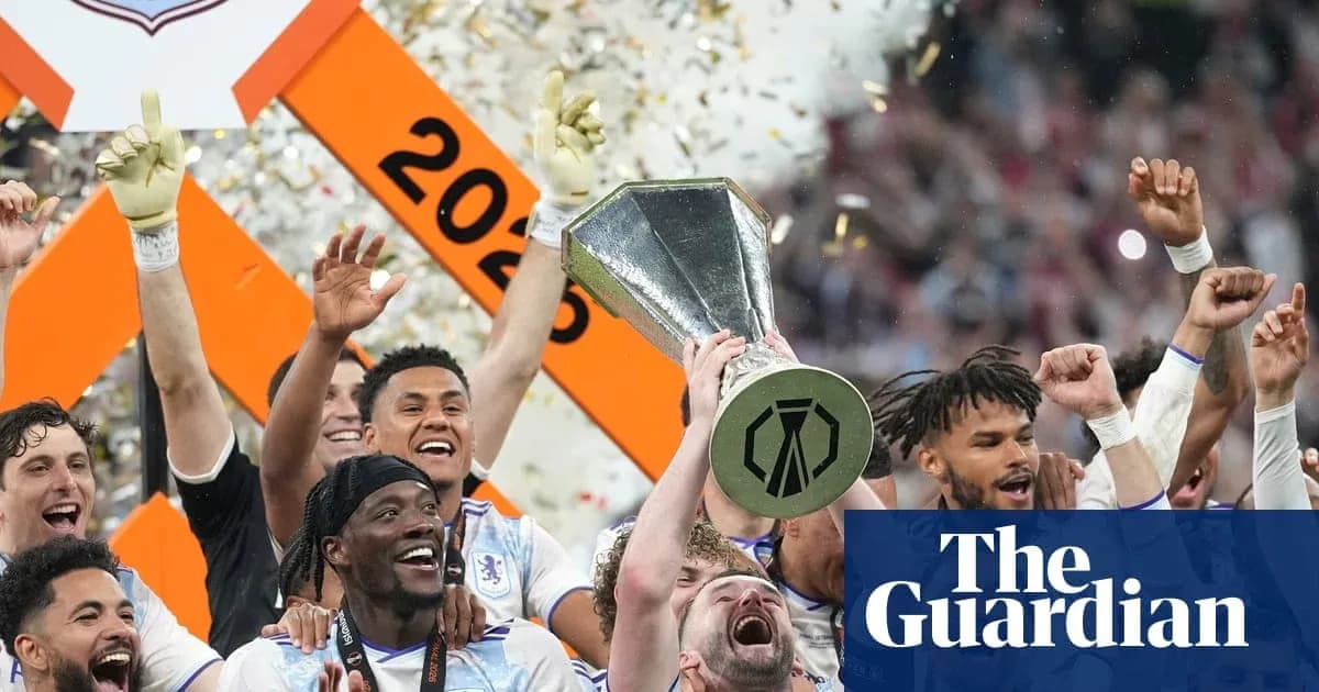 Jugadores celebrando con el trofeo tras la victoria