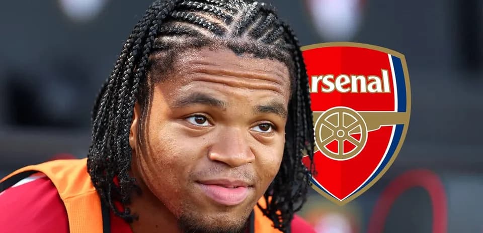 Jugador de Arsenal posando con trenza en el cabello