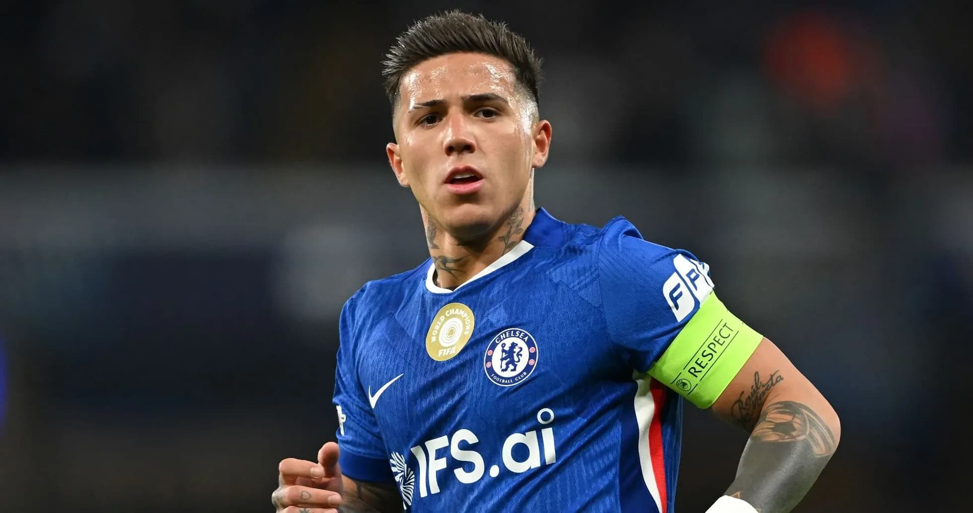 Jugador de Chelsea con camiseta azul y cinta de capitán