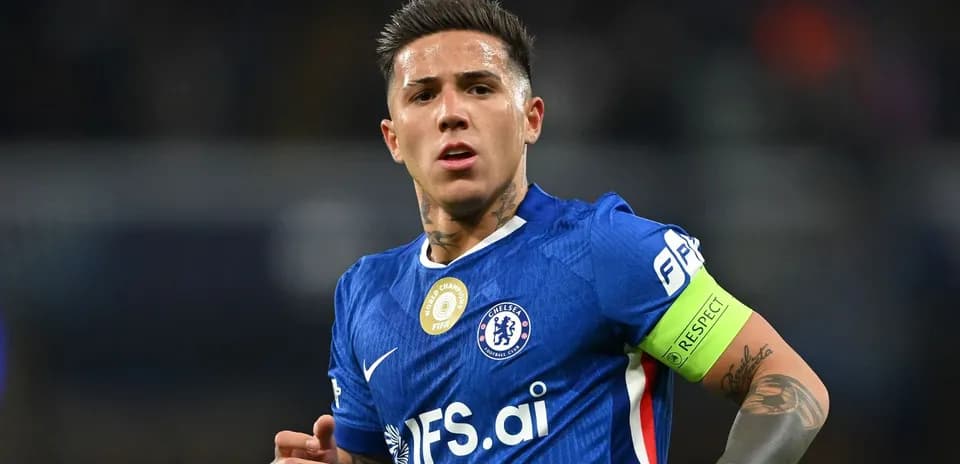 Jugador de Chelsea con camiseta azul y cinta de capitán