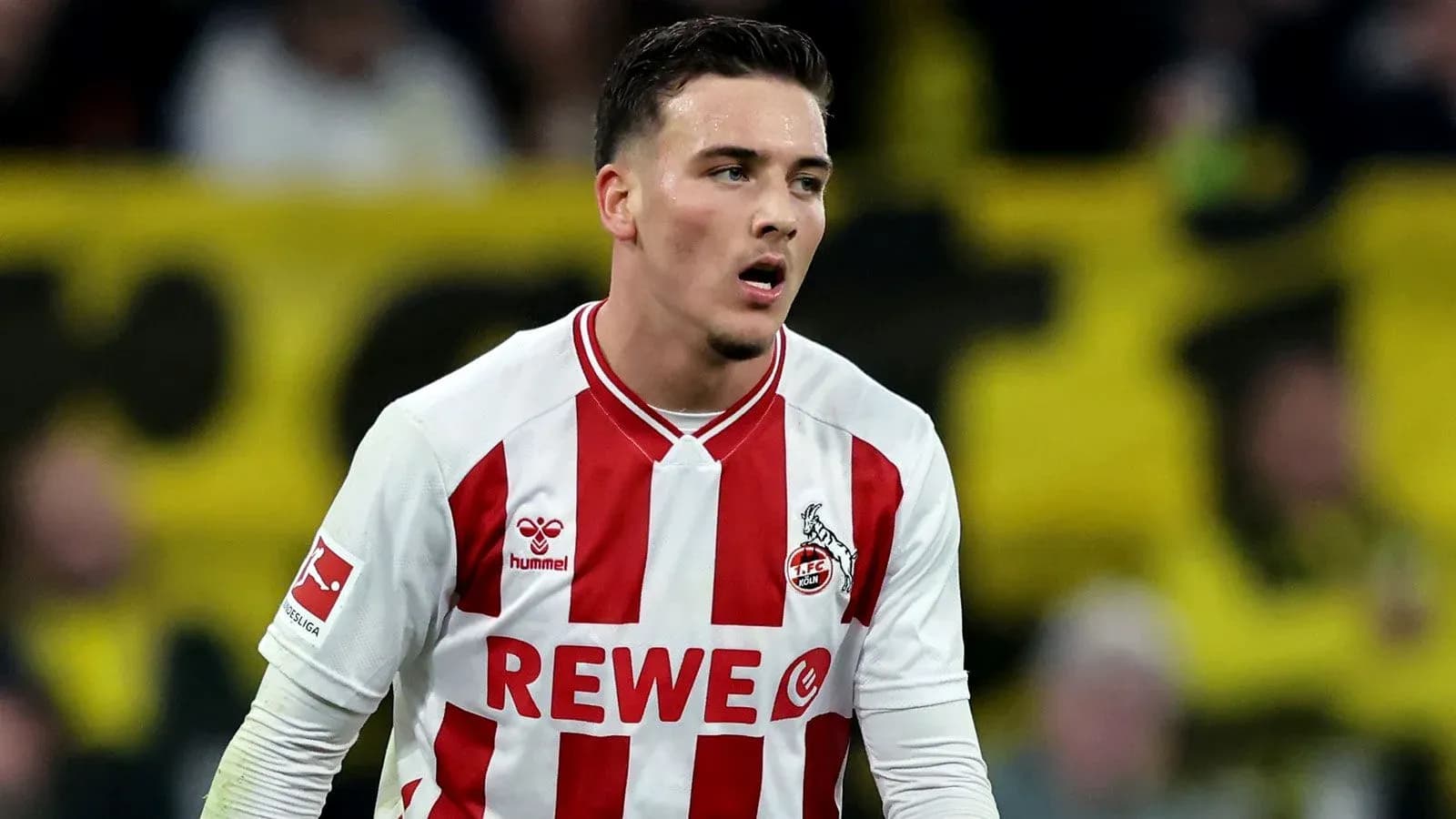 Jugador de FC Köln en acción durante el partido