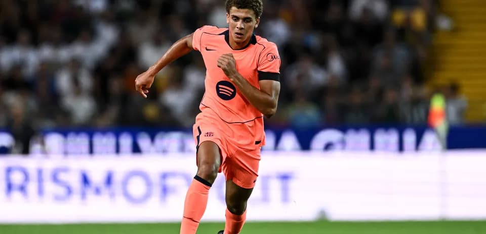 Jugador corriendo en camiseta naranja durante partido
