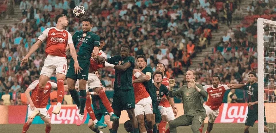 Jugadores compitiendo por un balón en el área