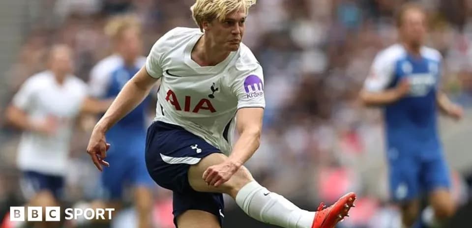 Jugador de Tottenham pateando el balón en partido