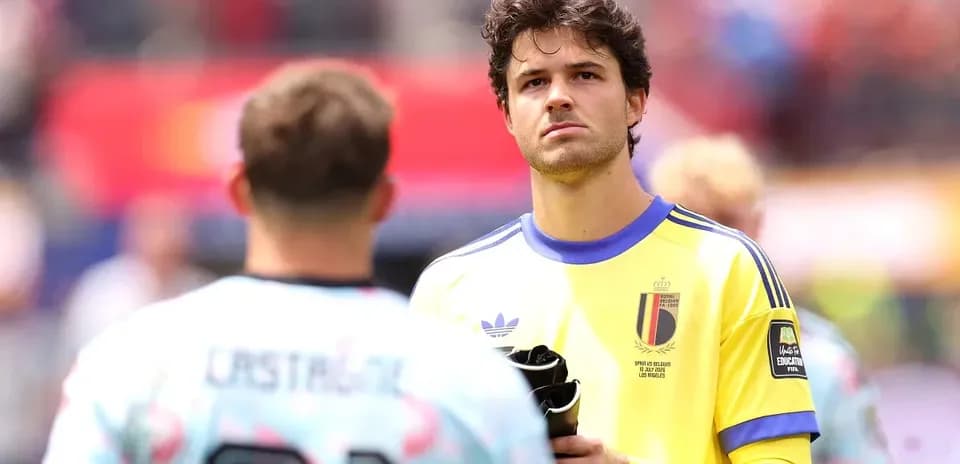 Portero belga en el campo con uniforme amarillo