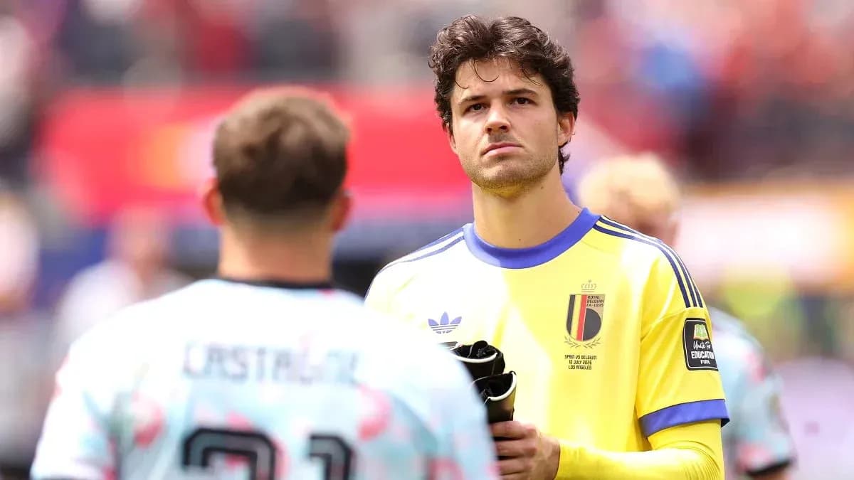 Portero belga en el campo con uniforme amarillo