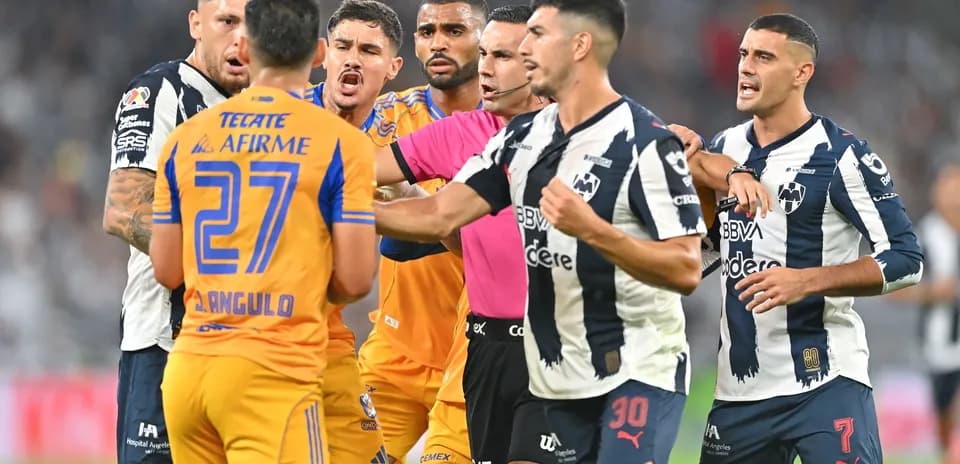 Jugadores de Monterrey y Tigres en discusión
