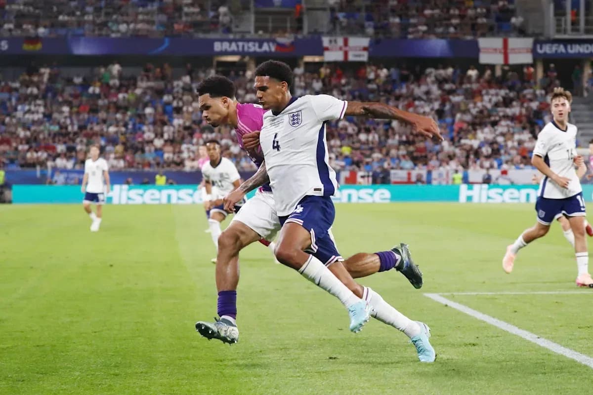 Jugadores de Inglaterra compiten por el balón en partido