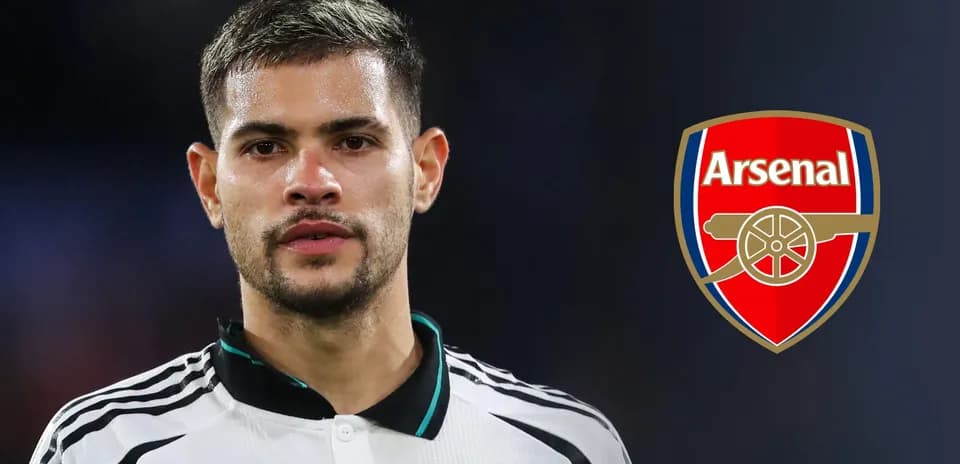 Jugador con camiseta blanca y logo de Arsenal