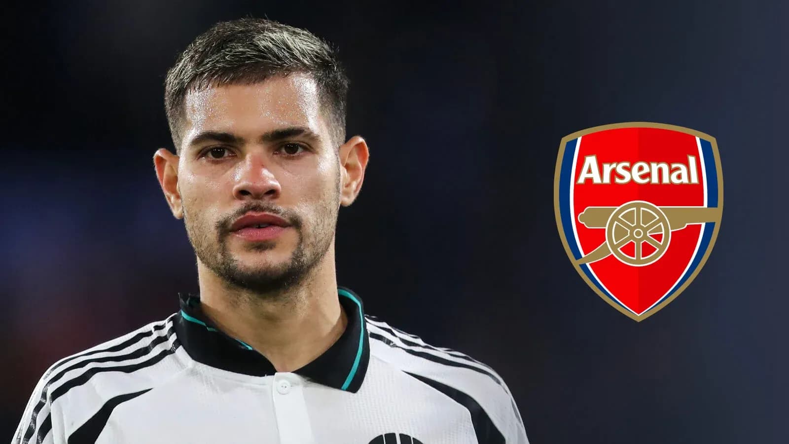 Jugador con camiseta blanca y logo de Arsenal