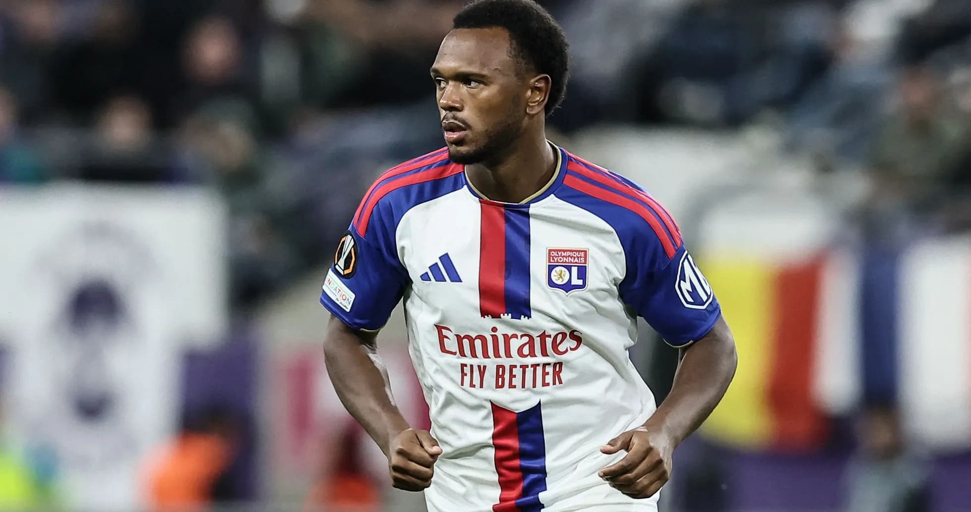 Jugador de Olympique Lyonnais corriendo durante el partido
