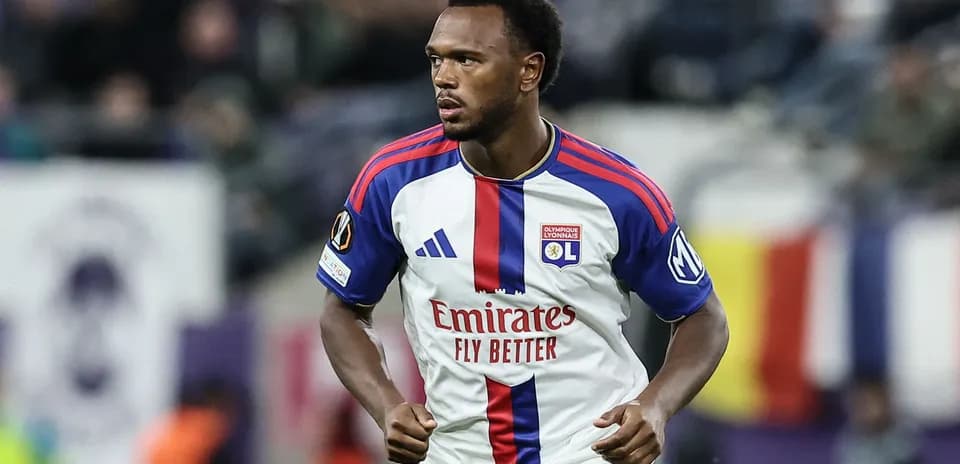 Jugador de Olympique Lyonnais corriendo durante el partido
