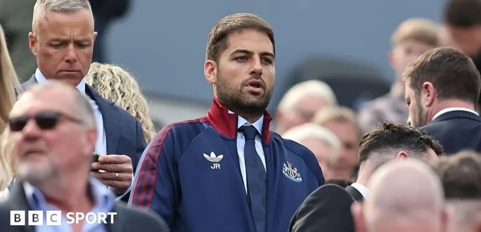 Hombre con chaqueta de Newcastle en evento público