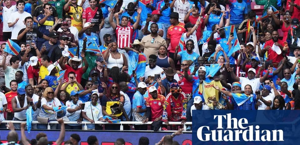 Aficionados con banderas en un estadio