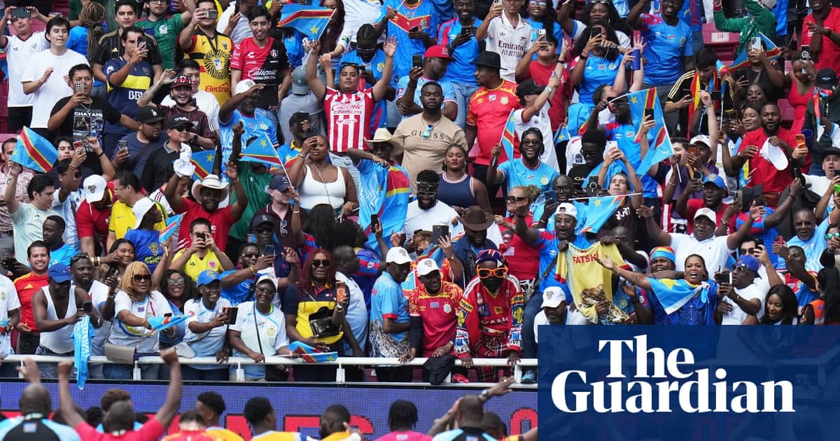 Aficionados con banderas en un estadio