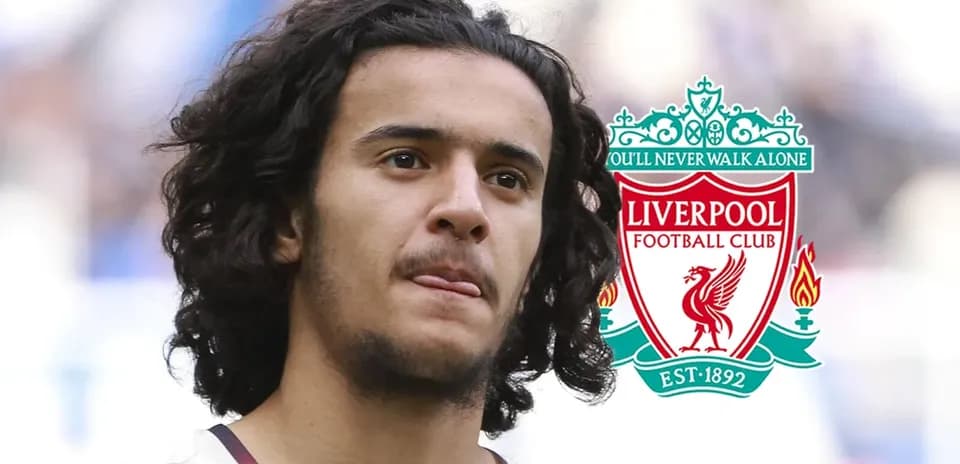 Jugador de Liverpool con camiseta blanca y logo del club