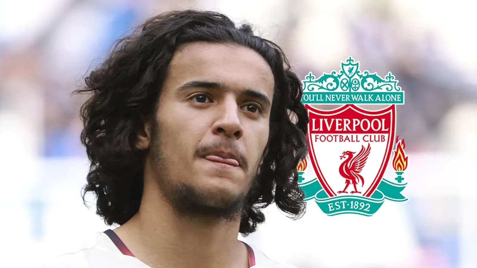 Jugador de Liverpool con camiseta blanca y logo del club
