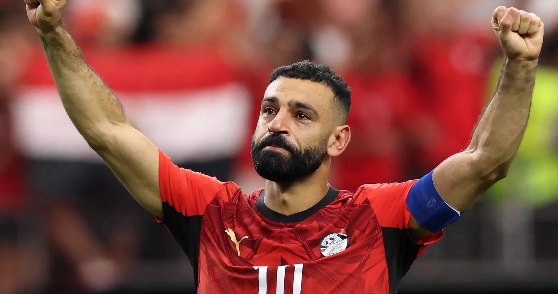 Jugador levantando el brazo durante un partido de fútbol