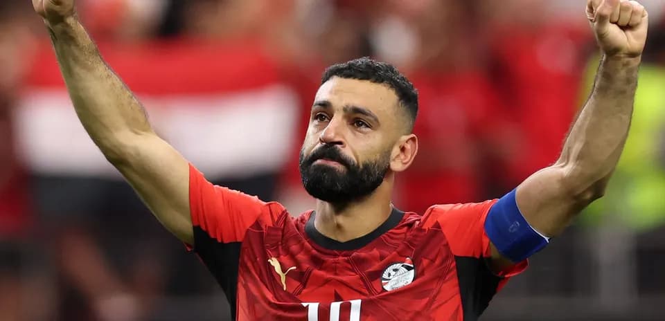 Jugador levantando el brazo durante un partido de fútbol
