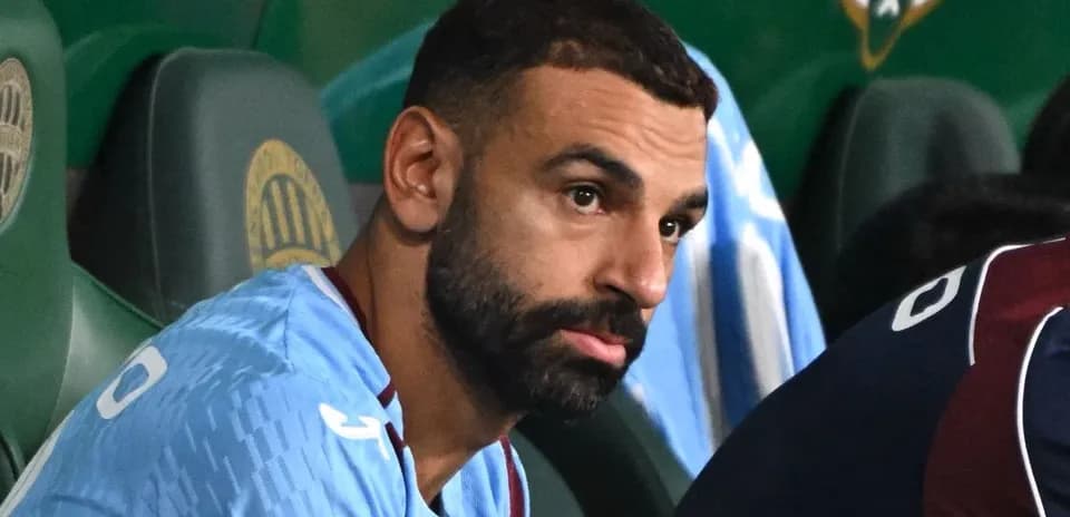 Jugador sentado en el banquillo durante partido