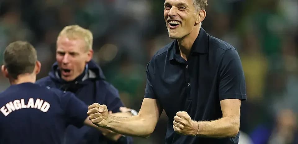 Entrenador celebrando con puños en alto