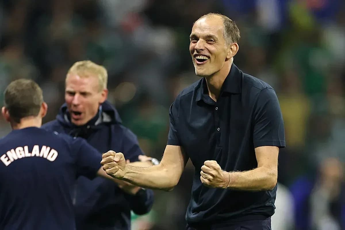 Entrenador celebrando con puños en alto