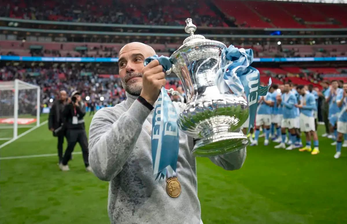Entrenador levantando trofeo en el estadio Wembley