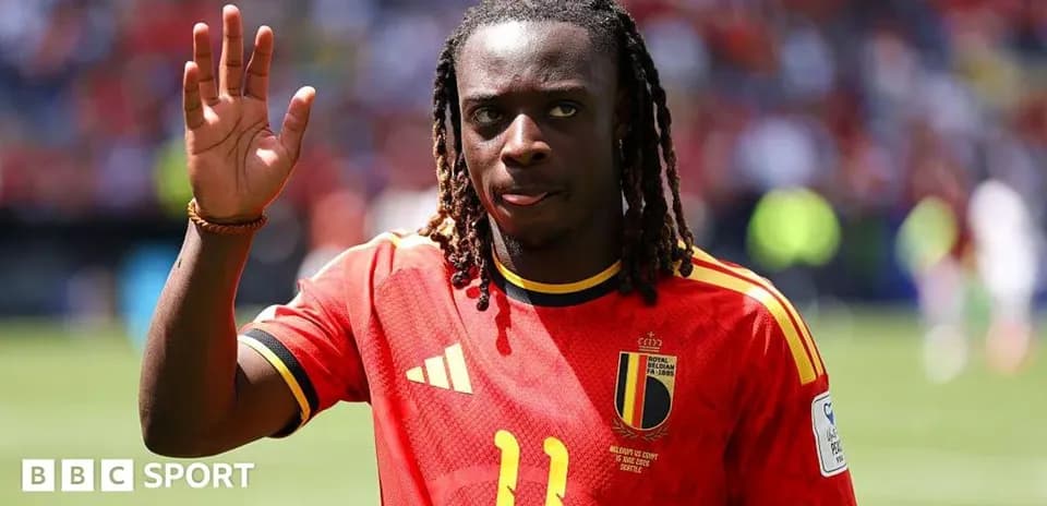 Jugador belga saludando en el campo de fútbol
