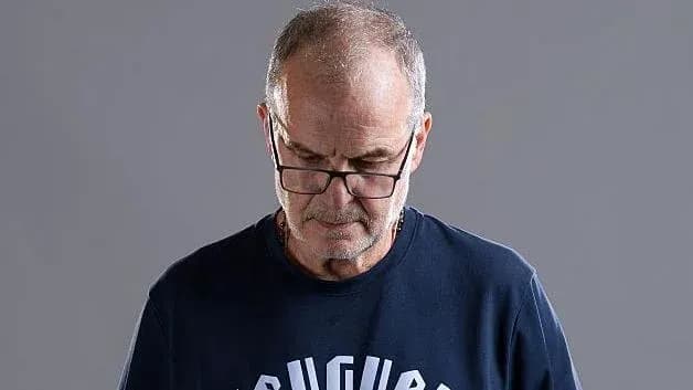 Hombre mayor con gafas mirando hacia abajo