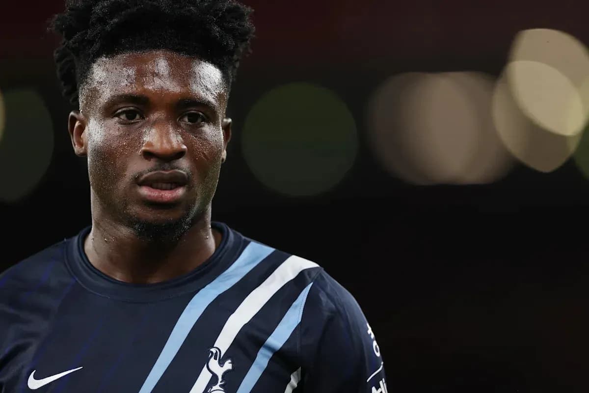 Jugador con camiseta oscura en el campo de juego