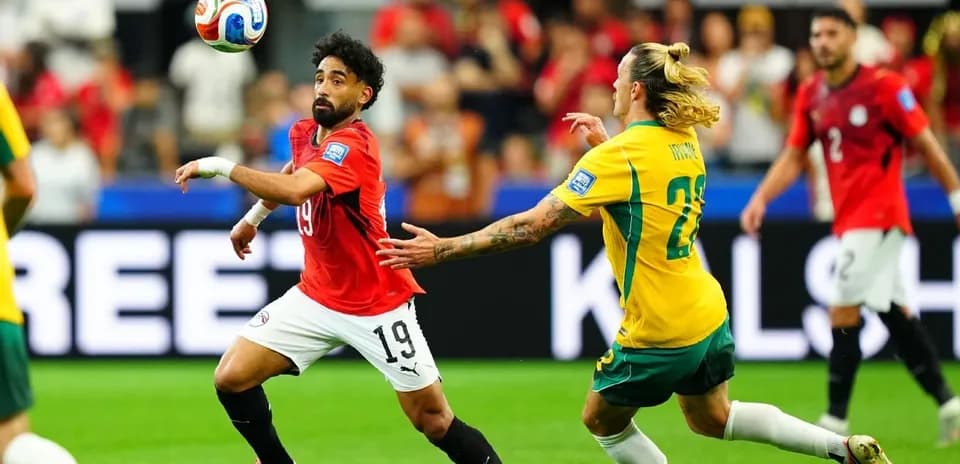 Jugadores de Egipto y Australia compitiendo por el balón