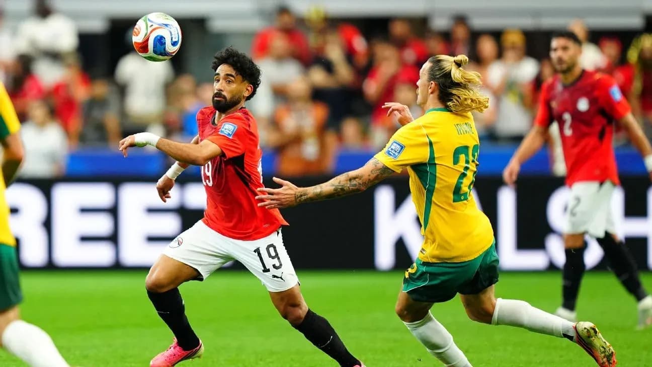 Jugadores de Egipto y Australia compitiendo por el balón