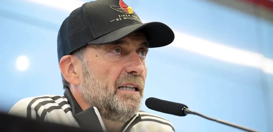 Entrenador hablando en una conferencia de prensa