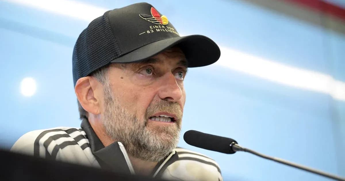 Entrenador hablando en una conferencia de prensa