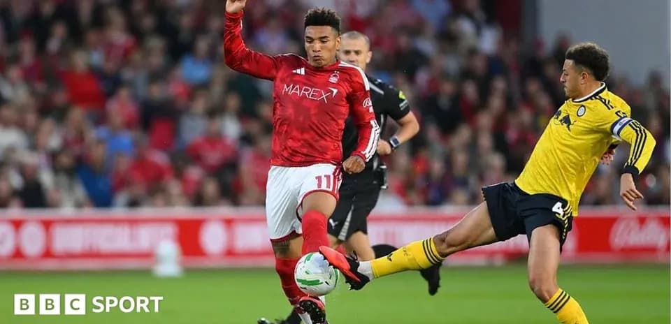 Jugador de Nottingham Forest driblando durante el partido