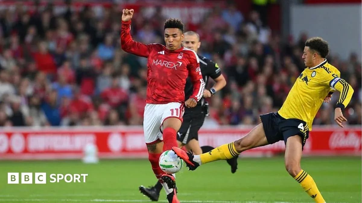 Jugador de Nottingham Forest driblando durante el partido