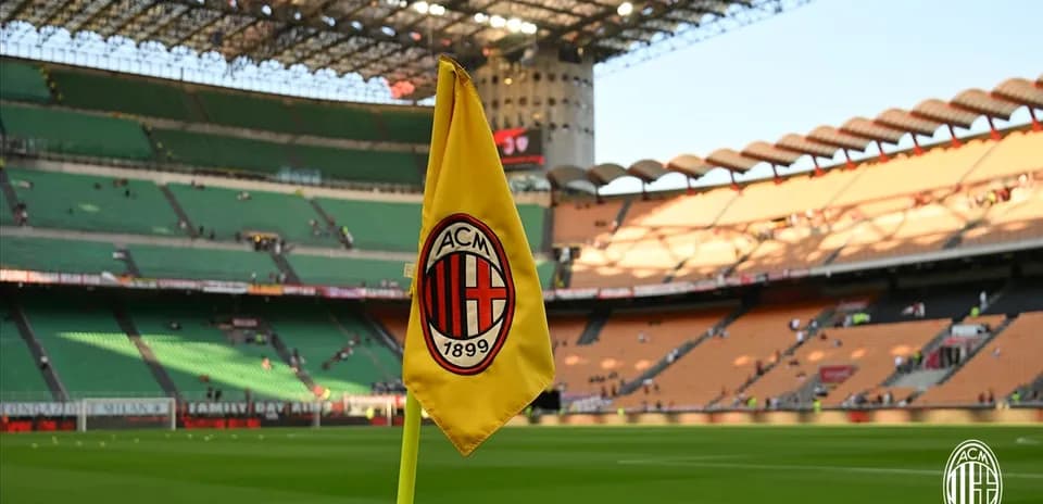 Esquina del campo con bandera de AC Milan