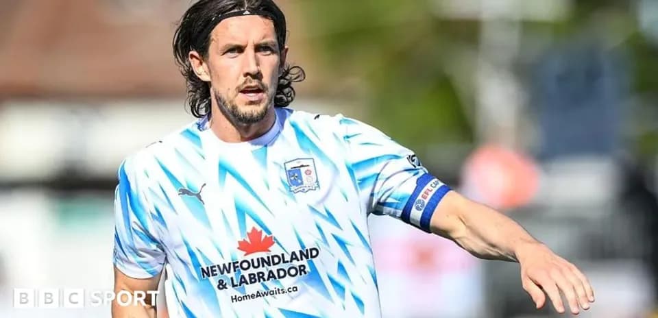 Jugador con camiseta blanca y azul en acción