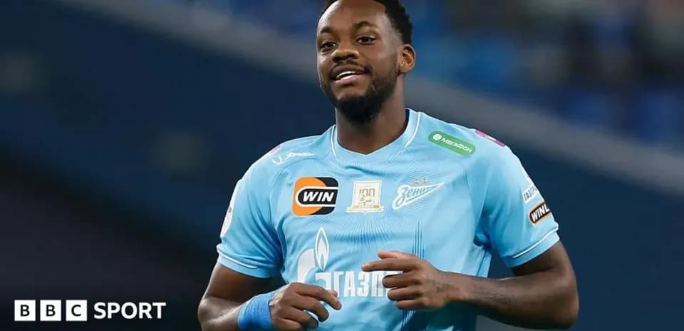 Jugador de Zenit sonriendo en el campo de fútbol