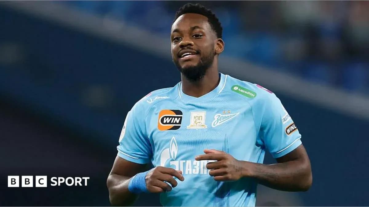 Jugador de Zenit sonriendo en el campo de fútbol